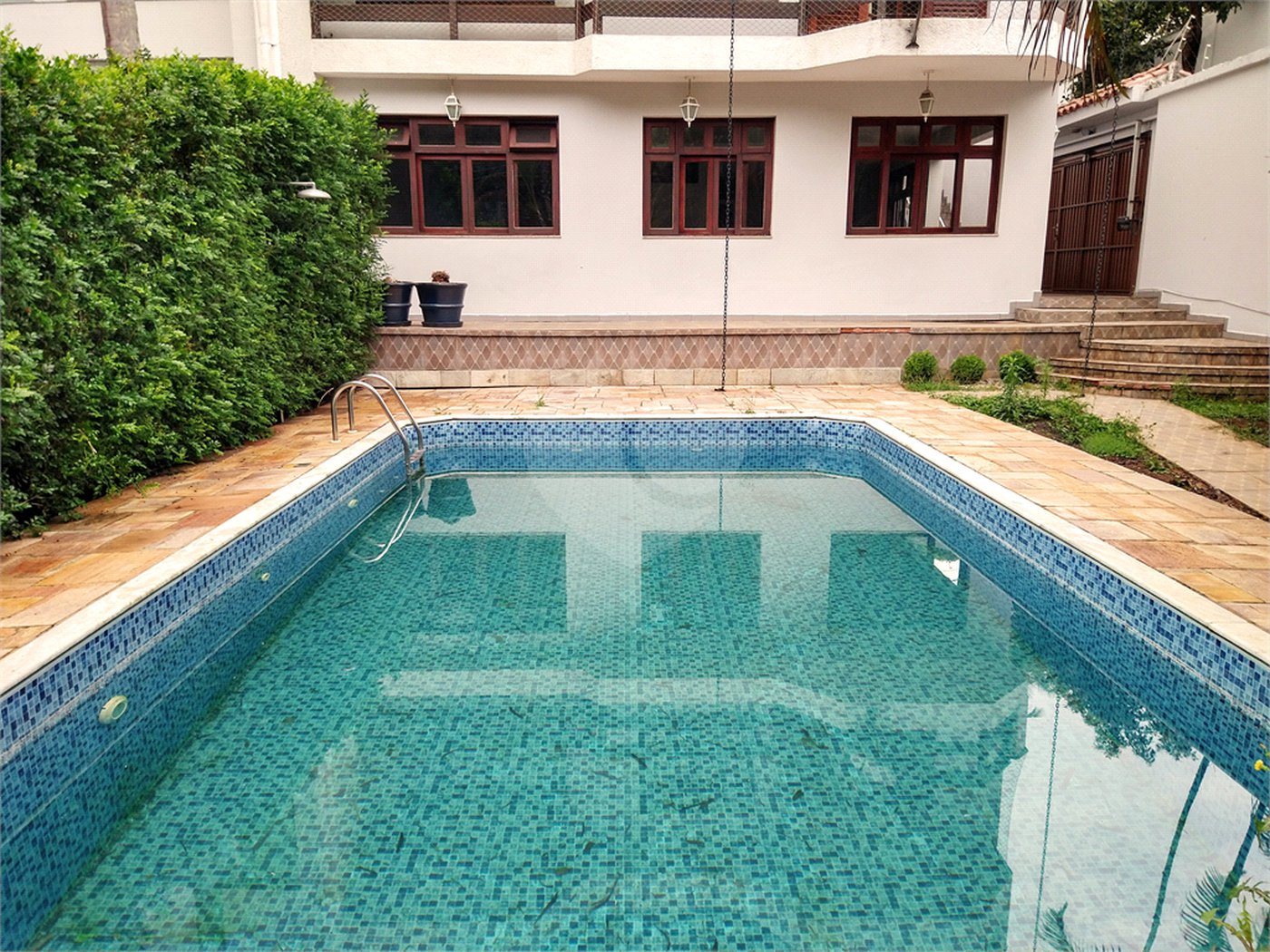 SOBRADO DE 426,0 M² COM 04 SUITES, SALÃO DE FESTAS, 06 VAGAS,06 BANHEIROS E PISCINA PARA LOCAÇÃO OU VENDA NO BARRO BRANCO