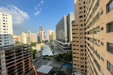 Apartamento á venda na Bela Vista com 57m² reformado e com armário embutido.