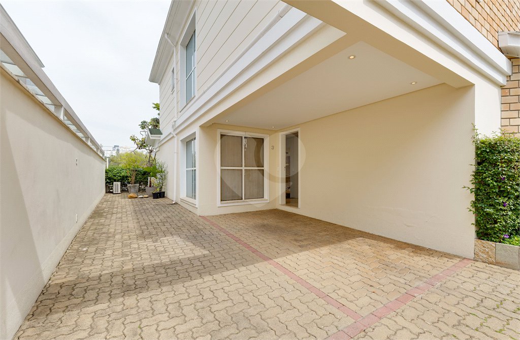 Casa à venda com 4 quartos, sendo 2 suítes, no condomínio Bristol Village, São Paulo - SP