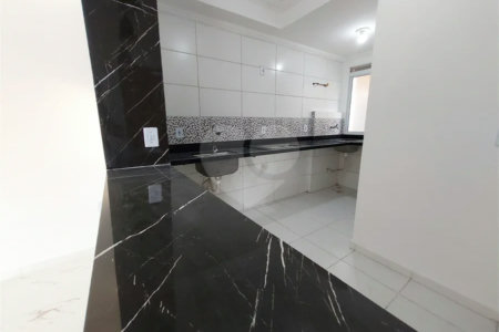 Apartamento à venda com 2 quartos e 1 vaga na Vila Nova Bonsucesso