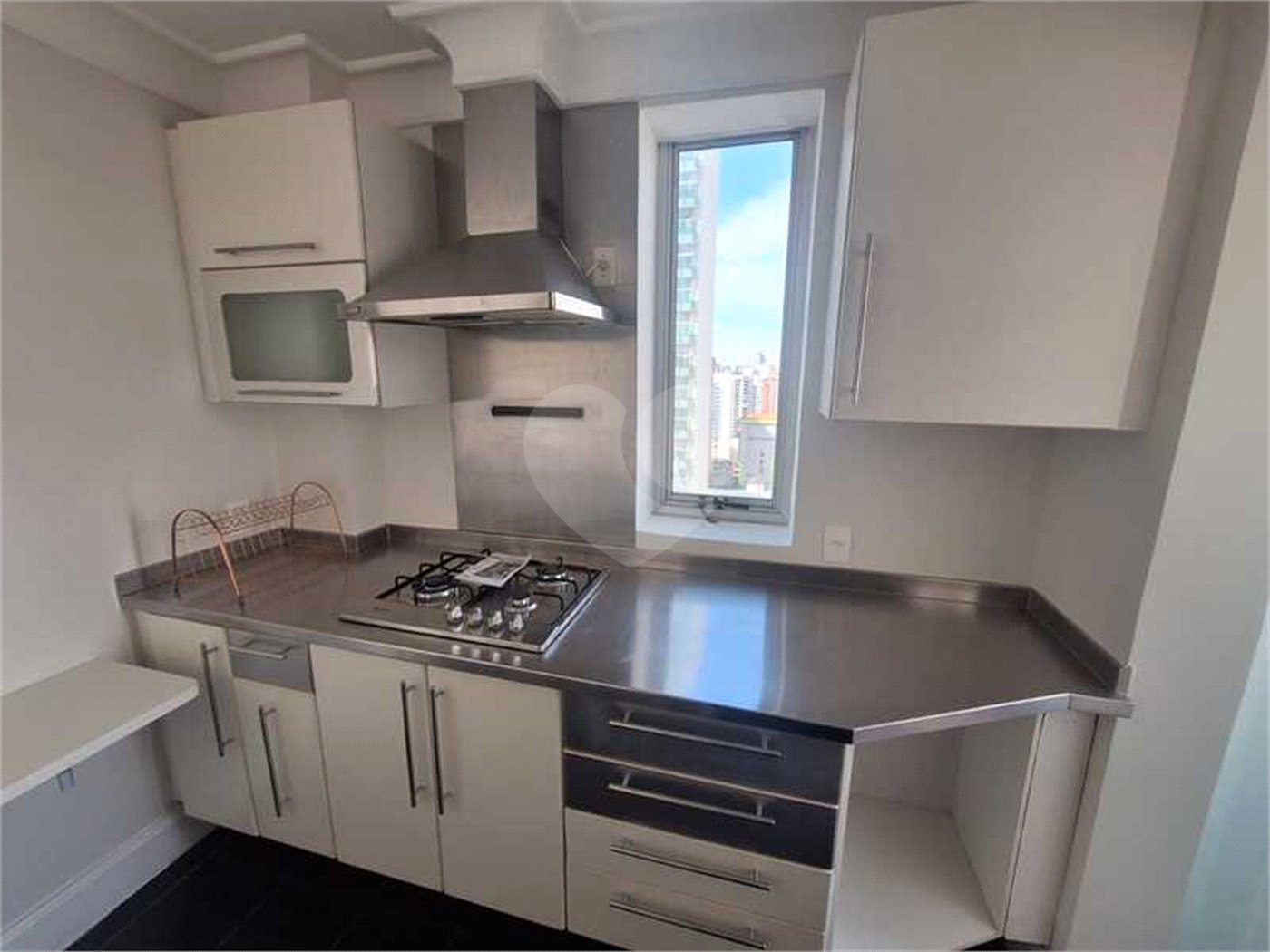 Apartamento para locação com 2 dormitórios, sendo 1 suíte com 02 vagas, totalmente climatizado nos 3 ambientes