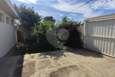 Casa à Venda de 3 dormitórios em São Carlos, no bairro Parque Santa Marta