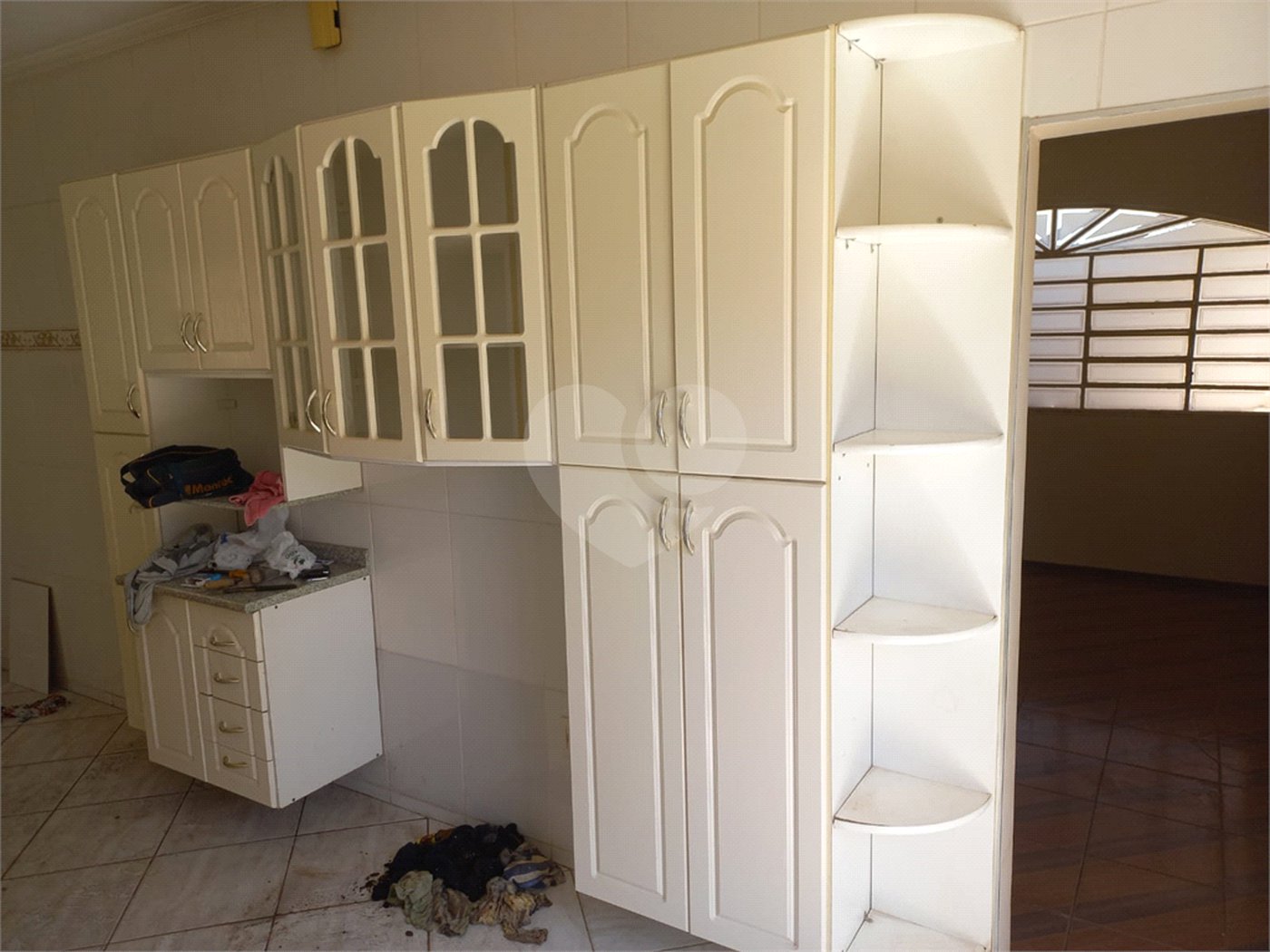 Casa térrea com 3 dormitórios, sendo 1 suíte.