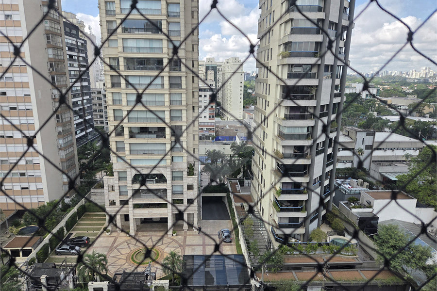 RARIDADE NOS JARDINS. REFORMADO.