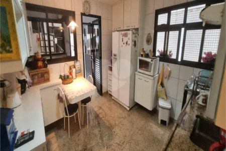 Sobrado à Venda na Aclimação - 150 m² - 2 Salas, 3 Dorms, 2 Vagas.