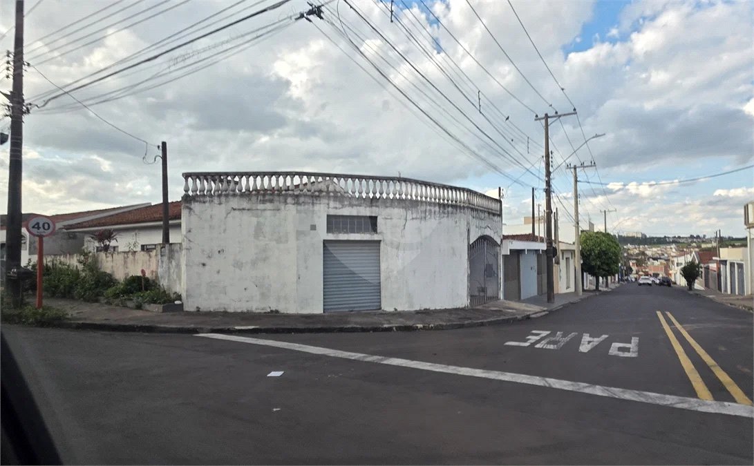 Casa térrea, 2 dormitórios com salão comercial Jd. Nova São Carlos