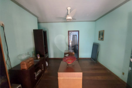 Casa térrea com piscina no Residencial Samambaia.