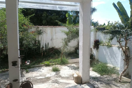 Casa de 1 dormitório com quintal e jardim na Vila Ipojuca!