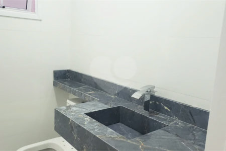 Sobrado novo com 3 suítes, 4 vagas, espaço gourmet com churrasqueira, jardim de inverno e acabamento premium. Conforto, modernidade e sofisticação.