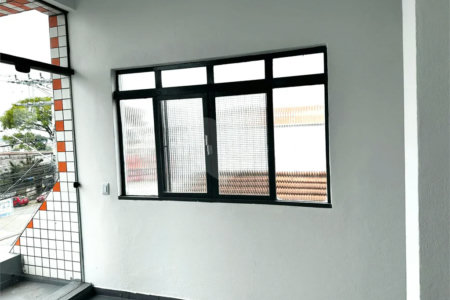 Galpão com 250m² , 4 vagas , para locação em Itaquera.