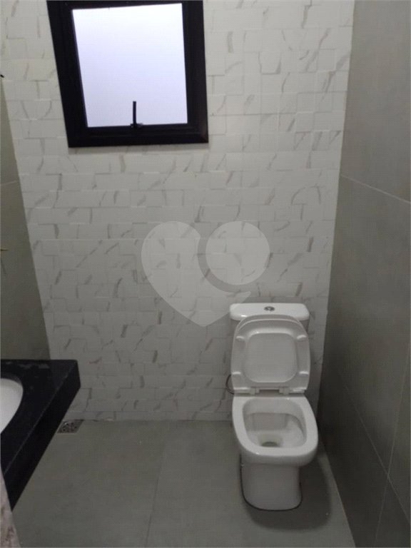 Casa térrea a venda no Jd Sabias! 2 dormitórios sendo 1 suíte com 1 vaga de garagem - Forro de drywall - Água fria e quente - Porcelanato 80x80 na casa toda - Esquadrias pretas - Marmoraria toda em pedra preto negresco - Portão automático -Jardim dos Sabiás tem rápido acesso para rodovia