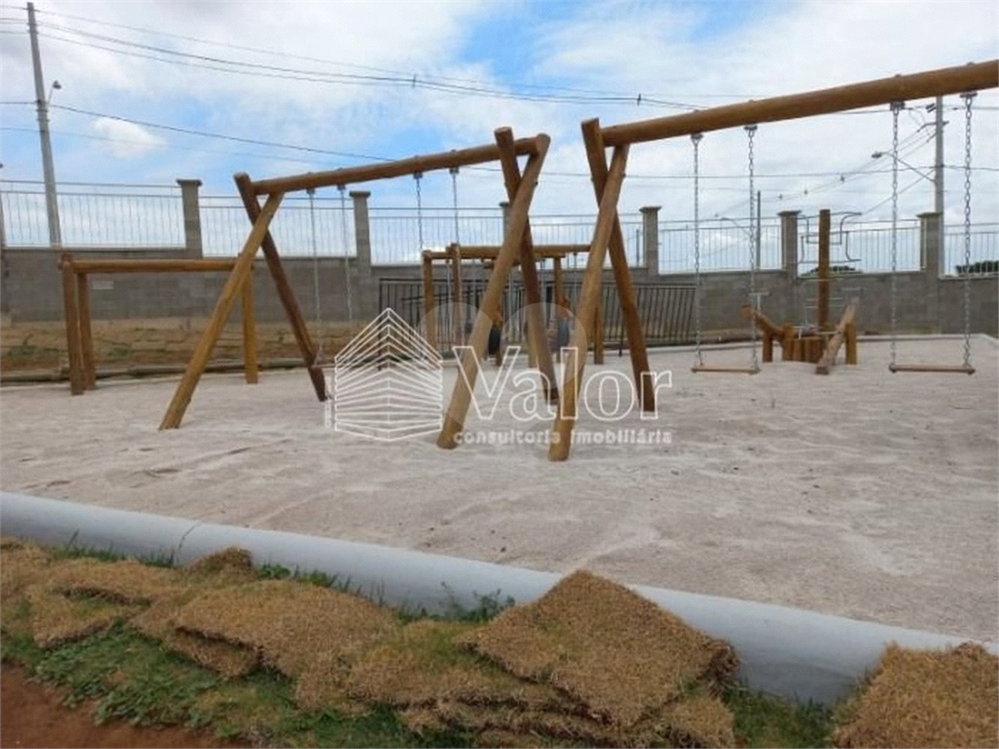 Terreno plano no Condomínio Villeneuve, com 250,00 m² de área total.