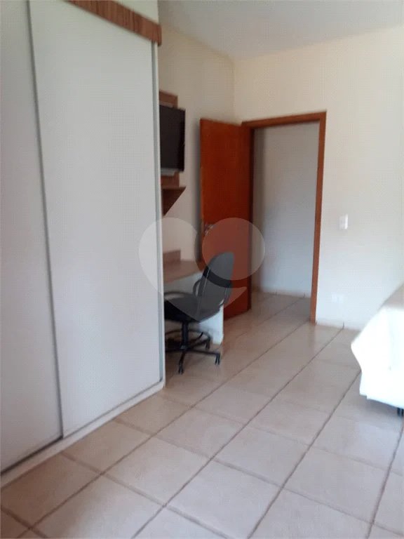 Chácara à venda. Ampla área de lazer. Aceita permuta com apartamento na praia