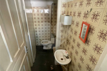 Casa térrea e salão comercial a venda no Jardim Bandeirantes.