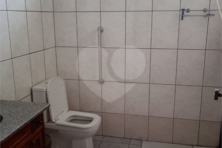 Casa térrea com 3 dormitórios.