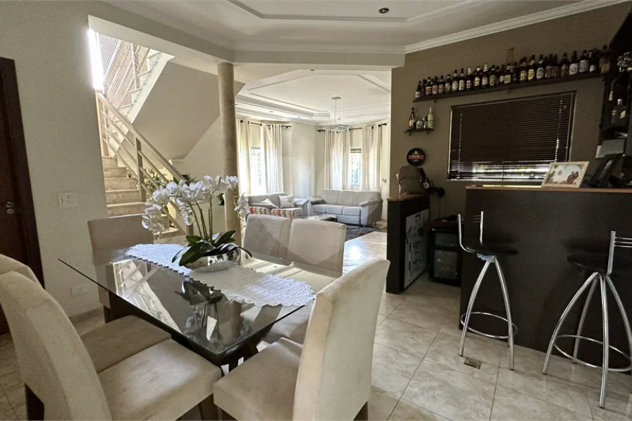 Casa em Condomínio Fechado com 4 suítes e área de lazer completa.