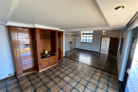 Casa à Venda no Bosque da Saúde com 271m², 3 Dormitórios, 1 Suíte e 4 Vagas