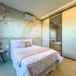 Indaiatuba - Quintas da Terracota - 1252 m² de terreno - casa térrea com 514 m² de área construída -3 vagas de garagem cobertas e 3 descobertas Lavabo - Sala de estar e jantar amplas e integradas - Escritório privativo - Cozinha toda equipada com geladeira, forno, micro-ondas, lava-louças,