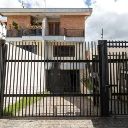 Sobrado à venda em rua fechada 480m², 4 quartos e churrasqueira no Jd das Vertentes próximo Metro Vila Sônia