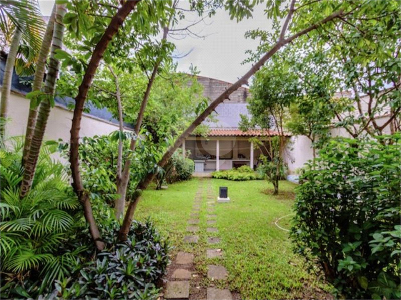 Casa para locação no Jardim da Saúde – São Paulo Imóvel amplo e elegante, com 360 m² de área construída em terreno de 400 m²