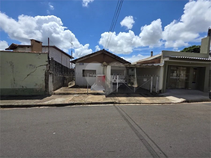 Casa térrea à venda com amplo quintal e grande potencial na Vila Nery