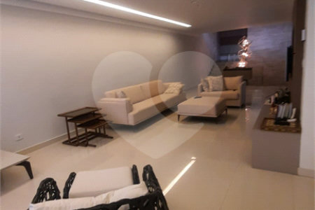 Excelente Casa Residencial à venda com 395m² e 3 dormitórios, localizado no bairro Vila Galvão.