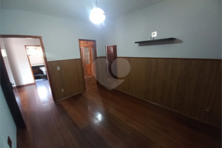 Sobrado com 4 dormitórios, sendo 1 suíte master.