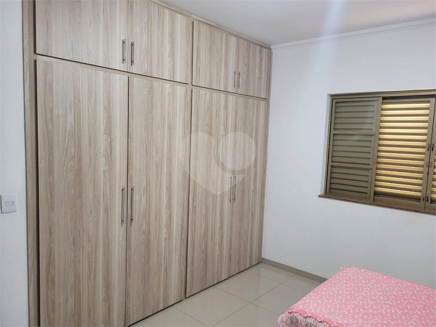 Casa térrea com 2 dormitórios, sendo 1 suíte.