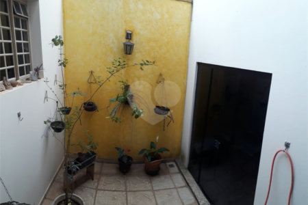 Sobrado com quintal amplo e arborizado a venda