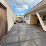 Casa térrea com piscina e 3 quartos.