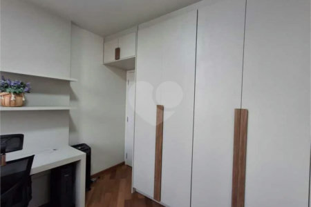 Apartamento totalmente decorado em Moema com 70 m2 , 2 quartos, 2 suítes e 2 vagas, ambientes com ar condicionado.