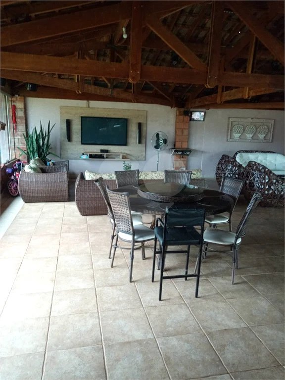 Chácara à venda. Ampla área de lazer. Aceita permuta com apartamento na praia
