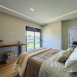 Indaiatuba - Condominio Villa Sapezal - 318 m² de Terreno - 230 m² de Área Construída - 3 suítes, sendo 1 Master com closet planejado - Sala de TV - Sala de estar integrada à Sala de jantar - Cozinha com móveis planejados - Despensa - Escritório planejado - Lavabo - Piscina com preparação para aquec