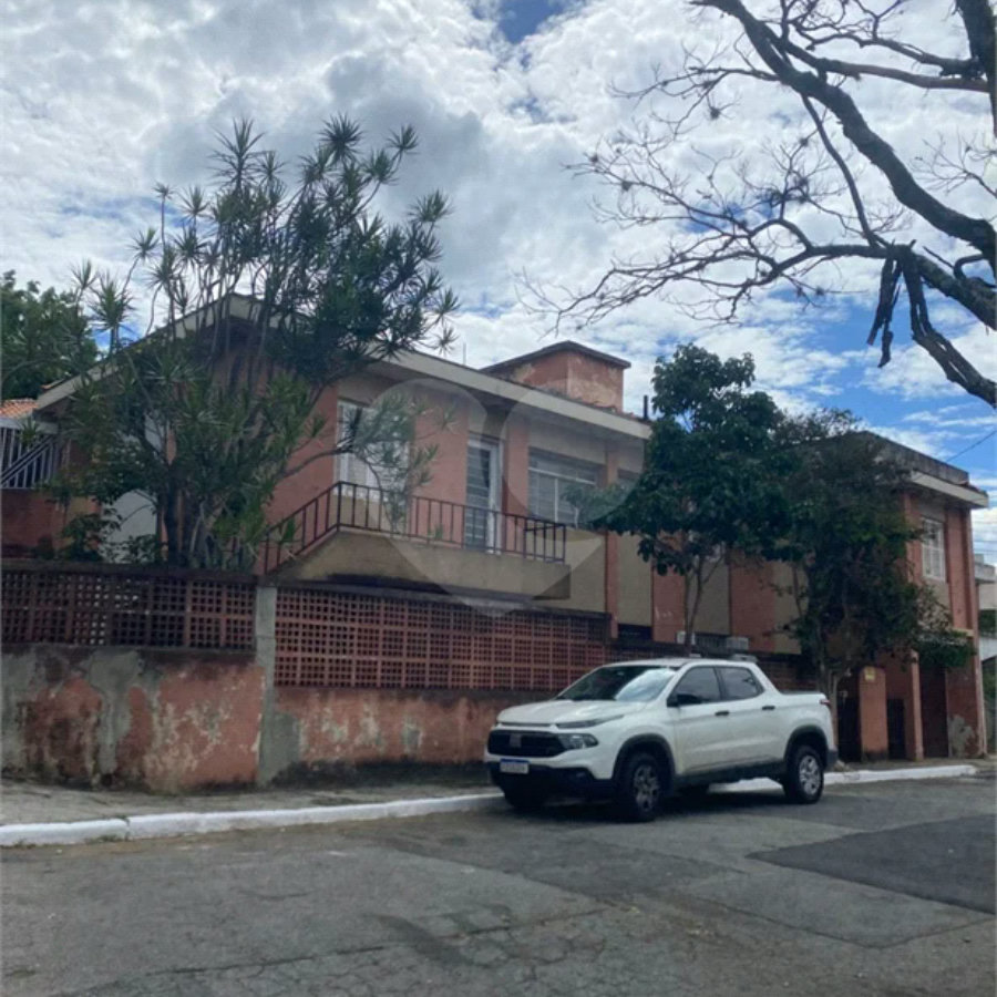 Sobrado á venda em Moema de 280m² com 3 vagas 3 dormitórios e 5 banheiros