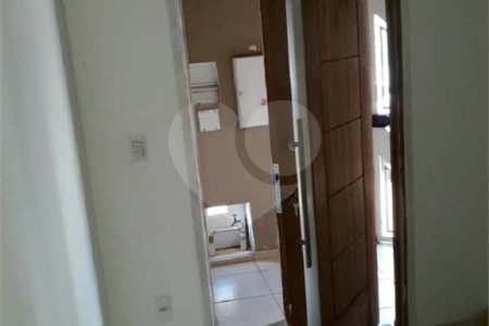 Casa Térrea com dormitórios, sendo 2 suítes.