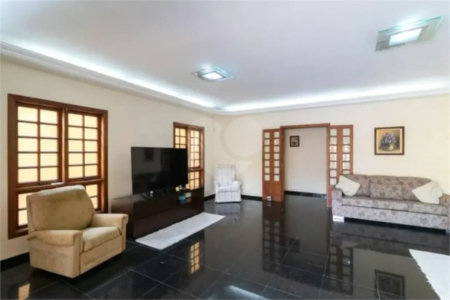 Casa com 3 dormitórios sendo 3 suítes com 03 vagas de garagem.