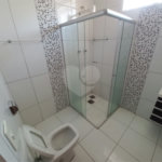 Casa térrea com 3 dormitórios, sendo 1 suíte.