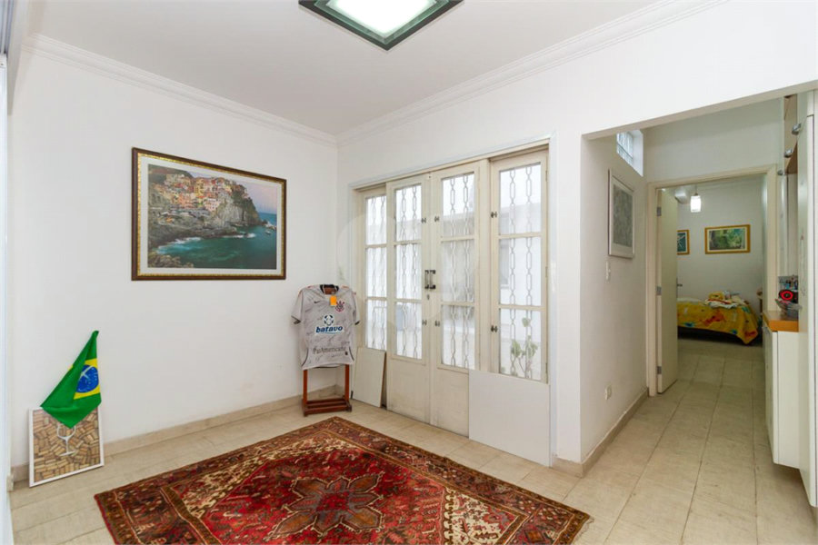 Casa Sobrado à venda com 342 m², 3 dormitórios, sendo 2 suítes, 4 vagas na Vila Mariana - São Paulo.