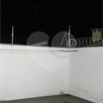 Casa térrea com 3 dormitórios, sendo 1 suíte.