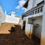Casa térrea com 5 dormitórios, sendo 2 suítes.