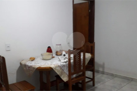 Casa térrea com 3 dormitórios, sendo 1 suíte.