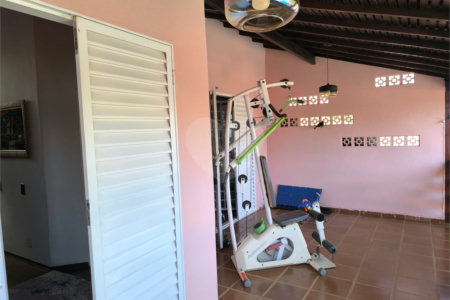 Casa à Venda no Santa Marta com 3 Suítes e Piscina