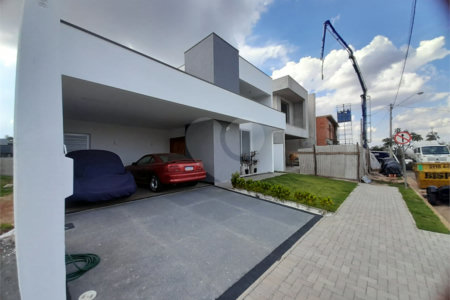 Belíssima Casa à Venda no Condomínio Damha IV