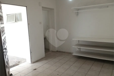 Casa de 1 dormitório com quintal e jardim na Vila Ipojuca!