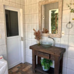 Chácara com excelente infraestrutura, contendo casa com 8 dormitórios, 900 m² de área construída, área total de 3000m², piscina adulto e infantil, churrasqueira, quadra gramada de futebol - Rio Acima - Atibaia/SP 900 m² Área construída 3.000 m² Área do terreno