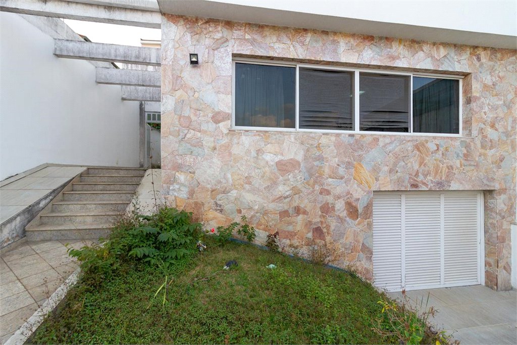 Casa Sobrado à venda com 342 m², 3 dormitórios, sendo 2 suítes, 4 vagas na Vila Mariana - São Paulo.