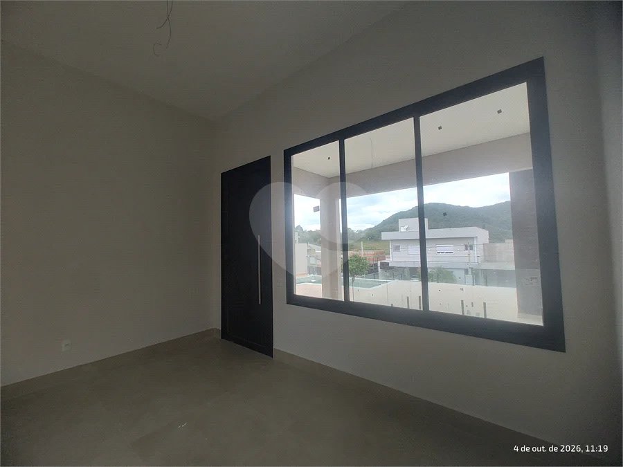 Casa exclusiva em Atibaia de alto padrão com 3 suítes, piscina, espaço gourmet, condomínio fechado, aceita financiamento