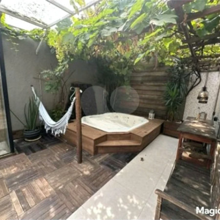 Casa com 400m², 4 dormitórios, sendo 3 suítes, 5 vagas de garagem, à venda na Vila Prudente.