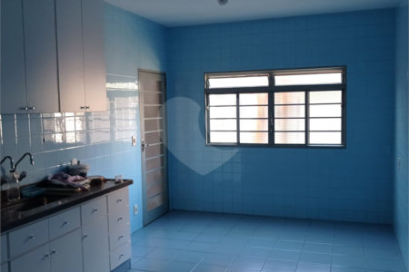 Linda casa no centro com 3 quartos.