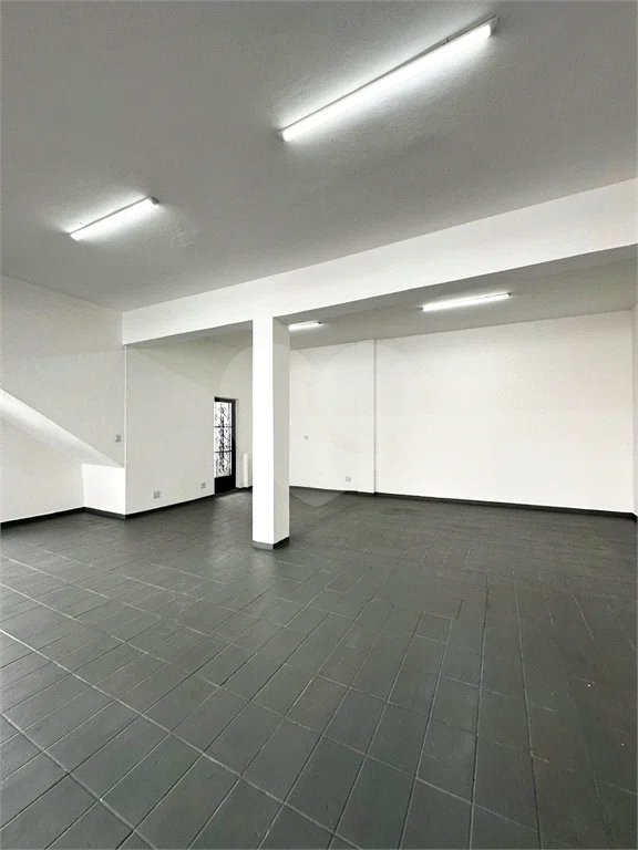 Galpão com 250m² , 4 vagas , para locação em Itaquera.